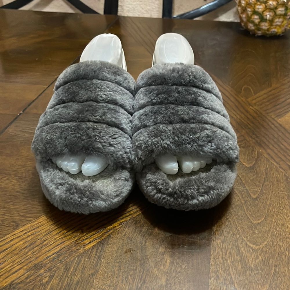 UGG SLIPPERS